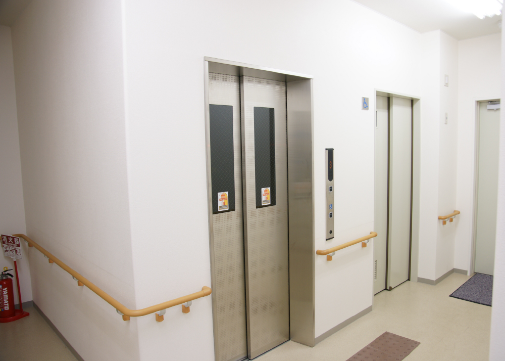 ２階透析待室へのエレベーターを完備